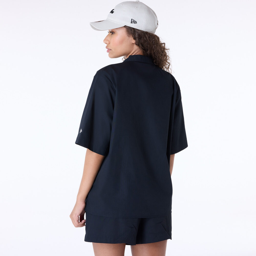 חולצה מכופתרת לוגו NEW ERA BRANDED